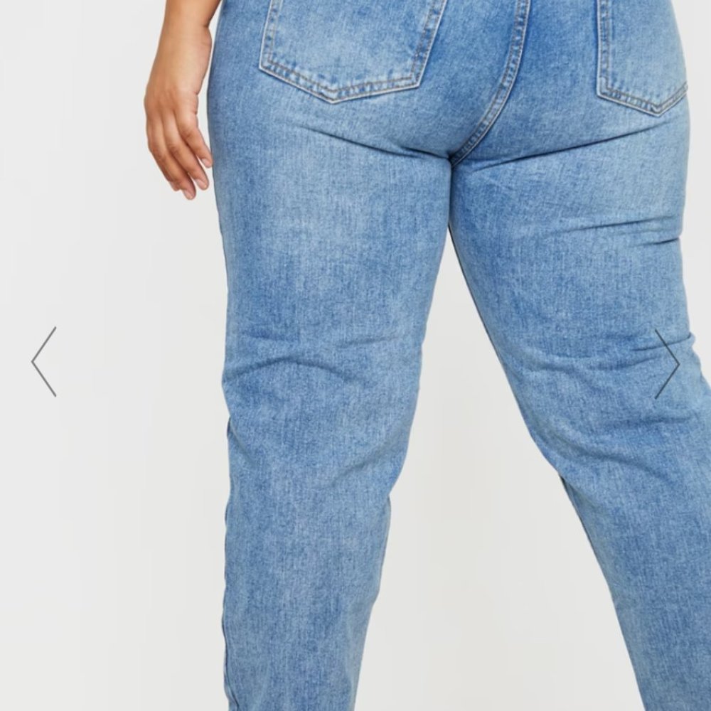 NWT PrettyLittleThing PLUS MID WASHED MOM JEANS Size: 12 - Picture 3 of 4